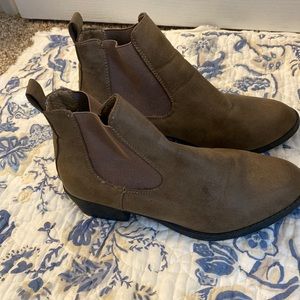 Used rose girl short brown booties